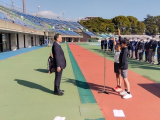 マラソン大会出場選手が選手宣誓を行う様子