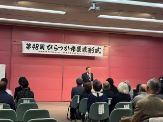 市長がひらつか市展で表彰する様子