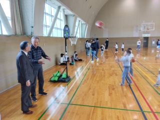 総合公園体育館でひらつか市民スポーツフェスティバルを見学する市長の様子