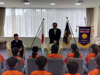 平塚市少年消防クラブから市長が総務大臣賞受賞の報告を受ける様子