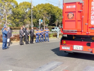 大野出張所で市長、両副市長が新車両の説明を受ける様子