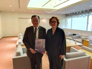 チュルリョーニス国立美術館長と市長との面会の様子