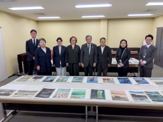 平塚市美術館にてチュルリョーニス国立美術館長らとの集合写真