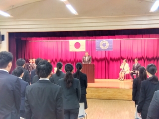 中央公民館で市長が新採用職員へ辞令交付する様子