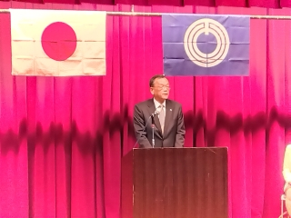 中央公民館で市長が新採用職員へ訓示を述べる様子