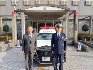 市長が警察署前でパトロールへ出発する様子