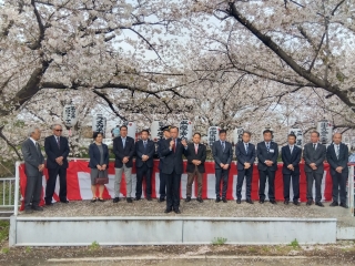 市長が渋田川鷹匠橋付近にて渋田川桜まつりのあいさつを行う様子