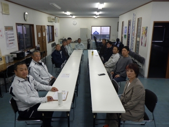 青木代表取締役と従業員の皆様の写真