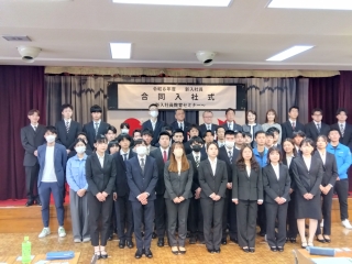 合同入社式で新入社員と集合写真を撮る市長の様子