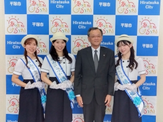 湘南ひらつか織り姫に選ばれた3名と市長との面会の様子