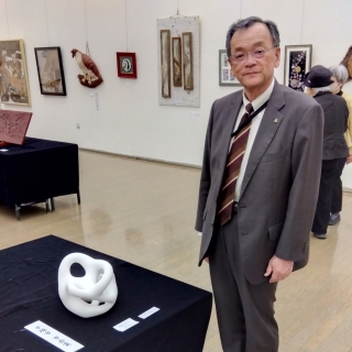 美術館で開催しているIAC美術会湘南工芸展を市長が見学する様子