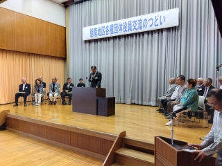 旭南地区各種団体交流のつどい会場にて壇上であいさつする市長の様子