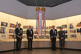 博物館で行われた記念式典でくす玉を割る市長の様子