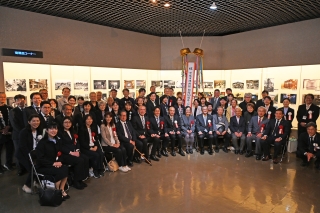 博物館で行われた平塚市博物館開館50周年記念式典での集合写真の様子