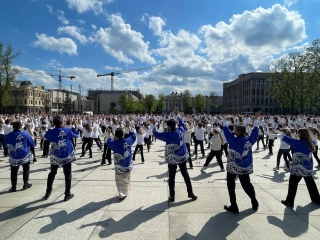 カウナス市民と一緒に笑顔で踊る平塚市訪問団のメンバー