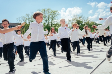 マラカスを手に踊るカウナス市の学生たち