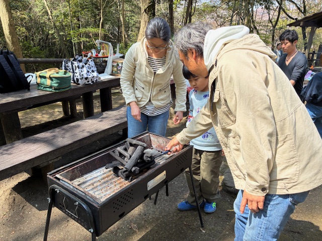 炭の火起こしを始める瞬間