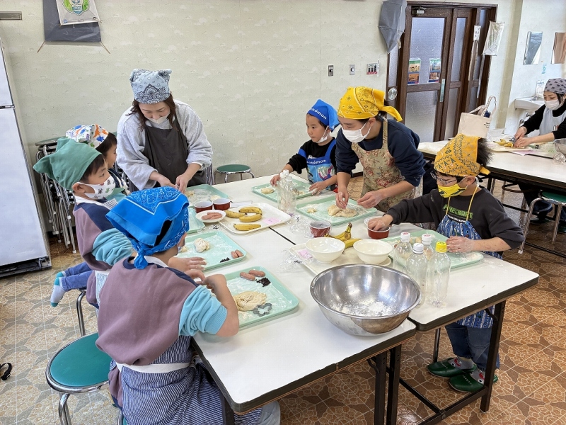 家族でパンを成形している様子