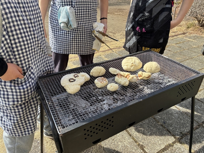 BBQグリルでパンを焼いている様子