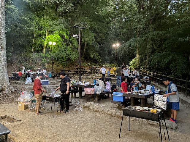 参加者がBBQを楽しんでいる様子