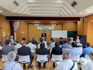 岡崎公民館での岡崎地区コミュニティタクシー実証実験出発式で市長があいさつする様子