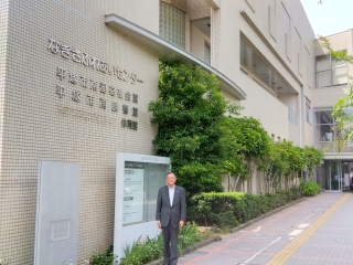 なぎさふれあいセンターの建物前での市長の様子