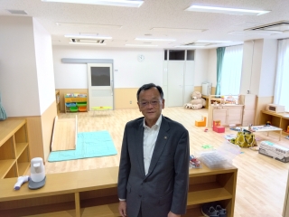 市長がなぎさふれあいセンターの子育てルームを視察する様子