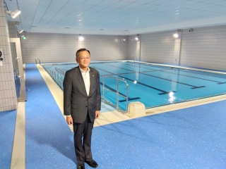 市長がなぎさふれあいセンターのプールを視察する様子