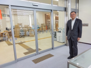 市長がなぎさふれあいセンターの南図書館を視察する様子