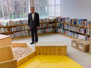 市長がなぎさふれあいセンターの南図書館を視察する様子