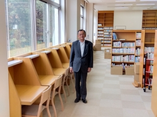 市長がなぎさふれあいセンターの南図書館を視察する様子