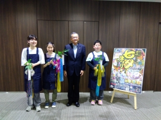 山晃央園の方々が市長に七夕かざりを渡す様子