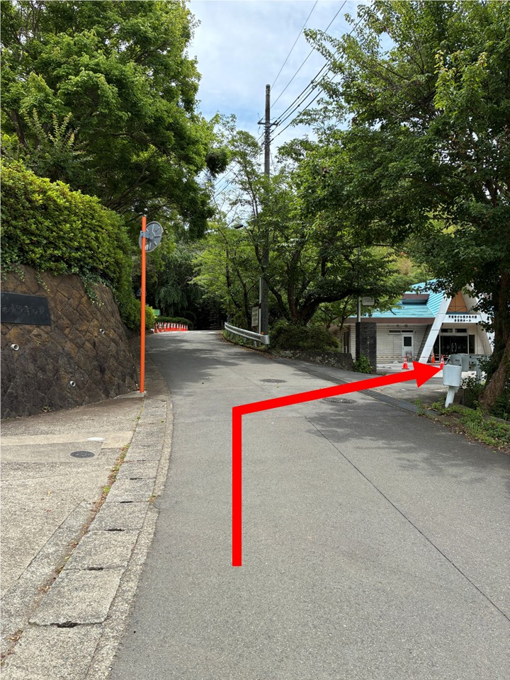 多目的ホール（青い屋根の建物）が見えたら右折して多目的ホールへ入る。