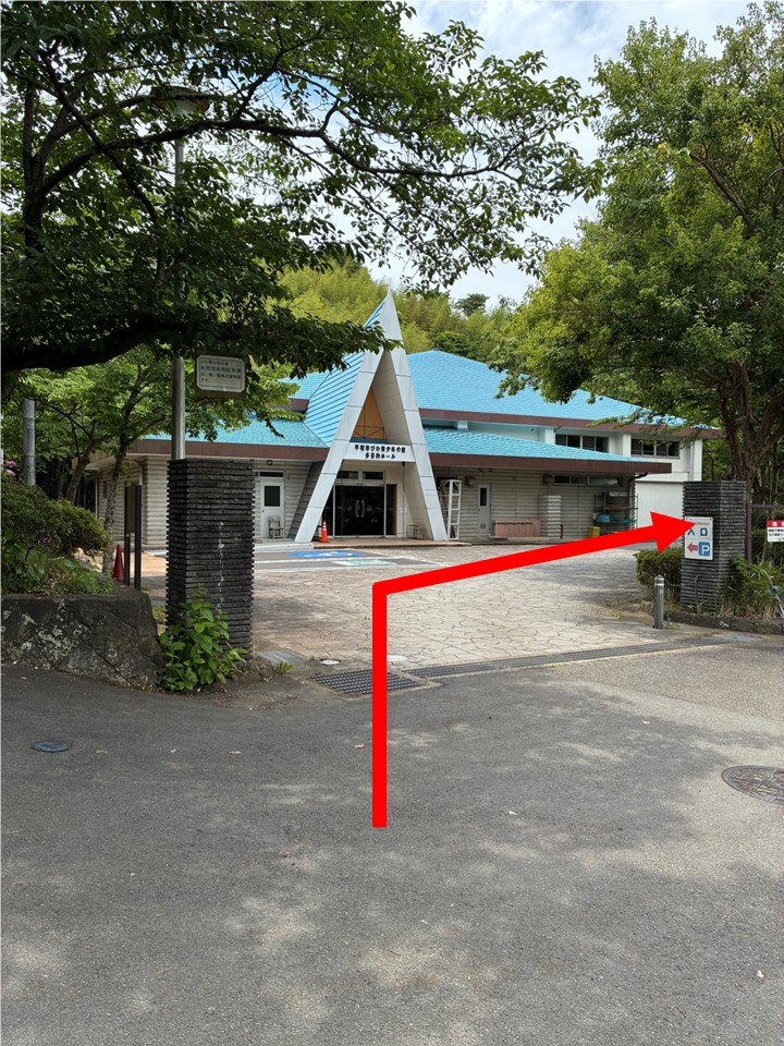 多目的ホールの入口を右折し、建物に添って裏側へ進むと駐車場があります。