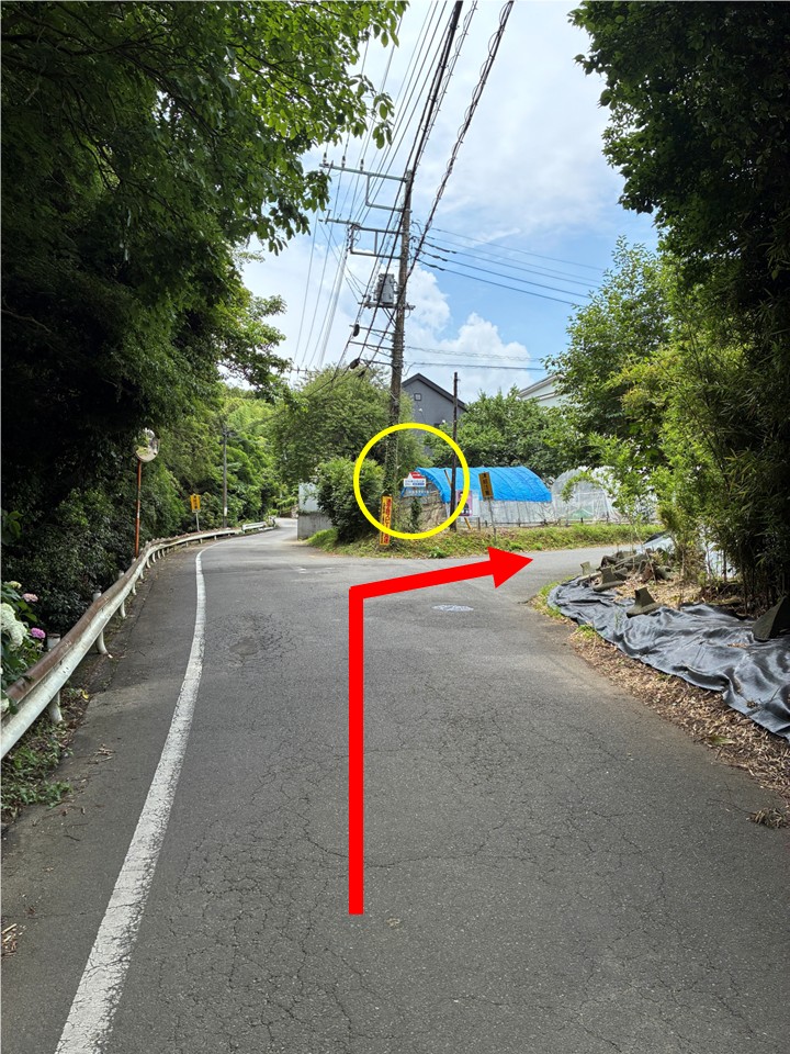 道なりに進み看板が見えたら右折。