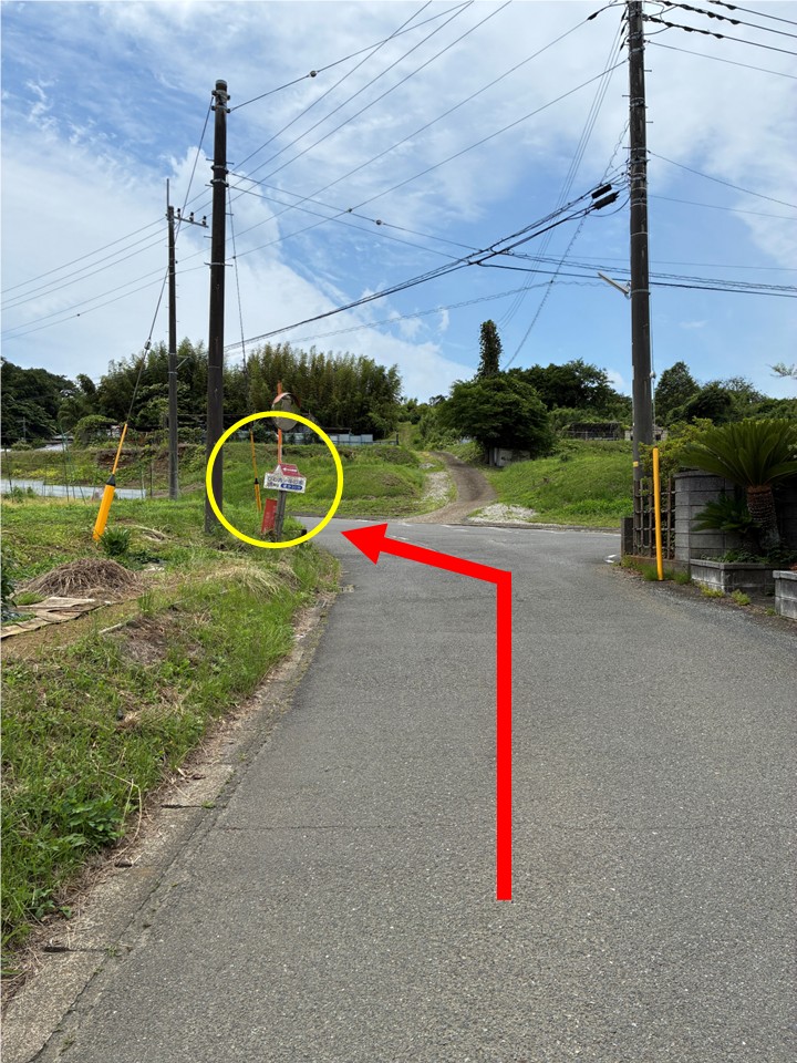 道なりに進み、分かれ道（看板が目印）はそのまま左に進む。