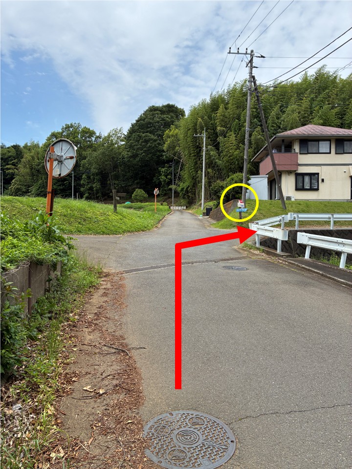 道なりに進み看板が見えたら右折。