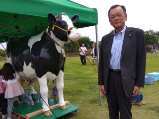 花菜ガーデンで行われた牛乳の日イベントの様子