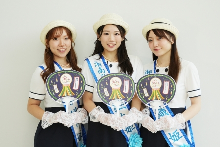 七夕うちわを持つ織り姫3人の写真
