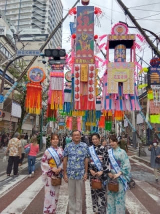市長と湘南ひらつか織り姫が七夕飾りまで撮影する様子
