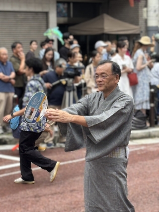 市長が湘南ひらつか七夕まつり七夕おどり千人パレードで踊る様子