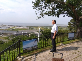 宮城県石巻市の日和山公園を視察する市長の様子