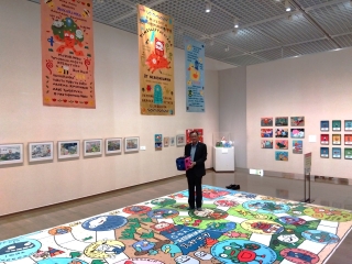 美術館で開催中の企画展を見学する市長の様子