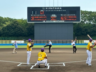 バッティングパレス相石スタジアムひらつかで開催されたホームゲームで始球式を行う市長の様子