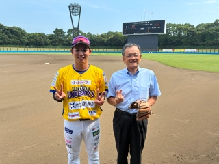 バッティングパレス相石スタジアムひらつかで開催されたホームゲームでの市長と選手の様子