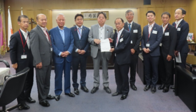 8市町の首長が林総務大臣に要請書を渡す写真