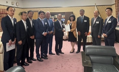 6市町の首長が片山財務大臣に要請書を渡す写真