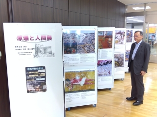 市役所本館1階多目的スペースで開催中の原爆と人間展を見学する市長の様子