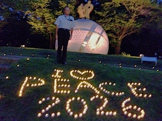 総合公園で開催された市民平和の夕べで平和モニュメントの前での市長の様子