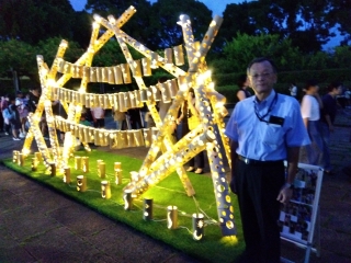 総合公園で開催された市民平和の夕べで竹あかり前での市長の様子